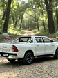 Maisto 1:27 Toyota Hilux Doble Cabina – Camioneta die-cast de trabajo y leyenda en Chile - Miniatura 2