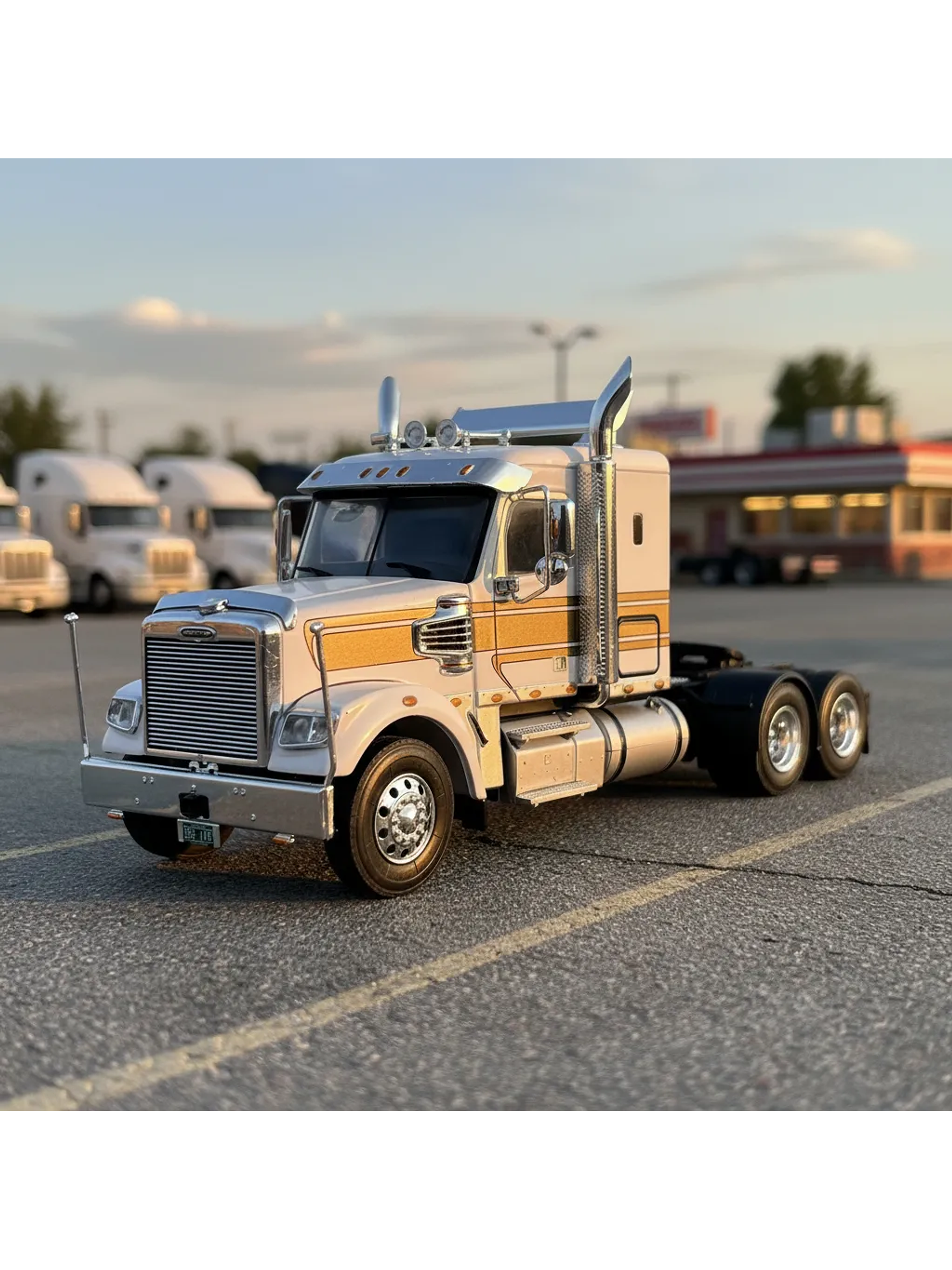 Camión Freightliner Coronado (2012) 6x4 |  IXO Models. Escala 1:43– Clásico americano de carretera | Diecast de colección 1