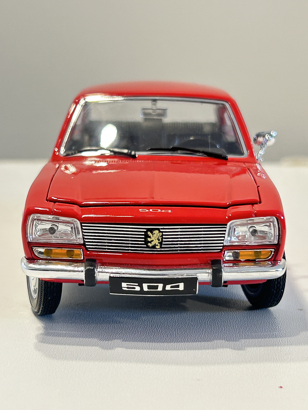 Peugeot 504 1975 azul Welly 1:24 – Clásico familiar y taxi de los 70 13