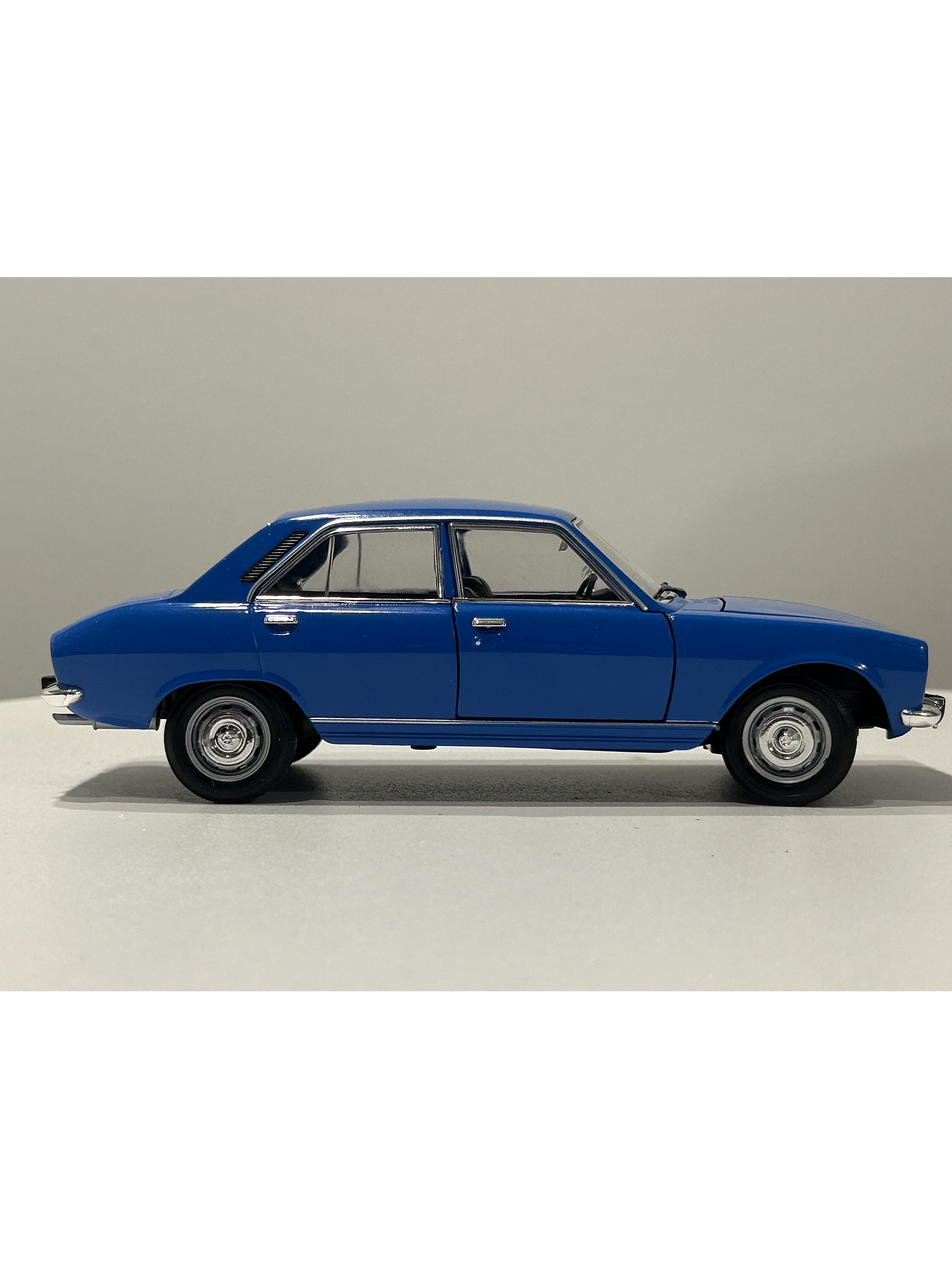 Peugeot 504 1975 azul Welly 1:24 – Clásico familiar y taxi de los 70 5