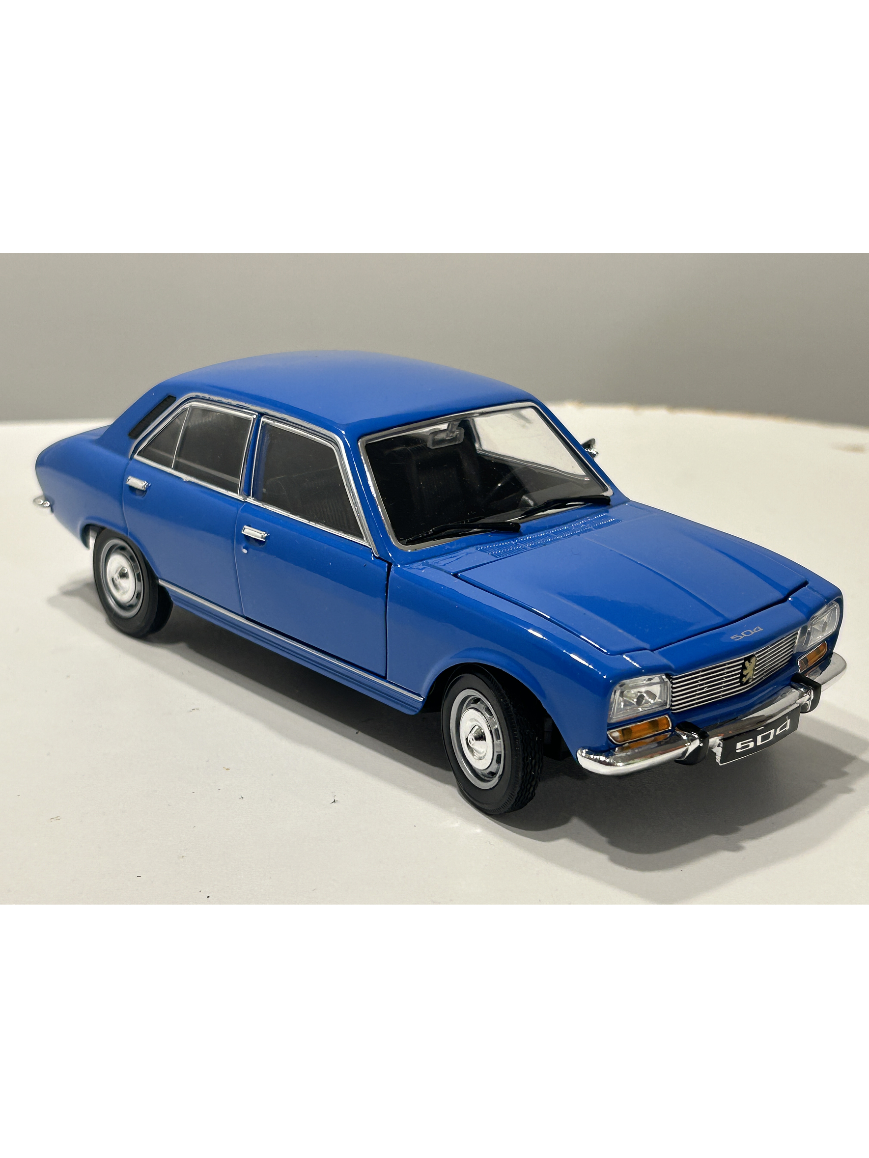 Peugeot 504 1975 azul Welly 1:24 – Clásico familiar y taxi de los 70 10