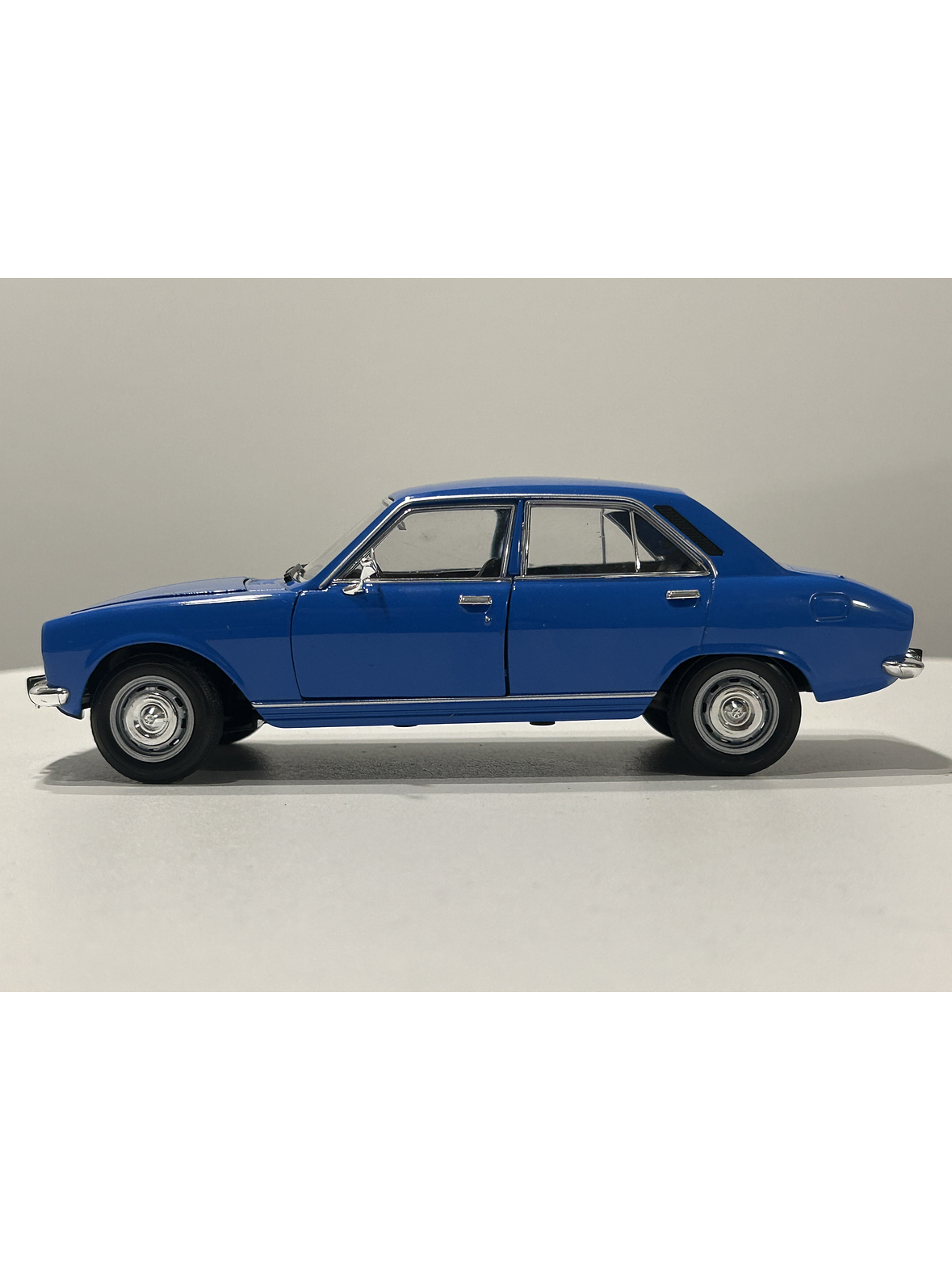 Peugeot 504 1975 azul Welly 1:24 – Clásico familiar y taxi de los 70 9