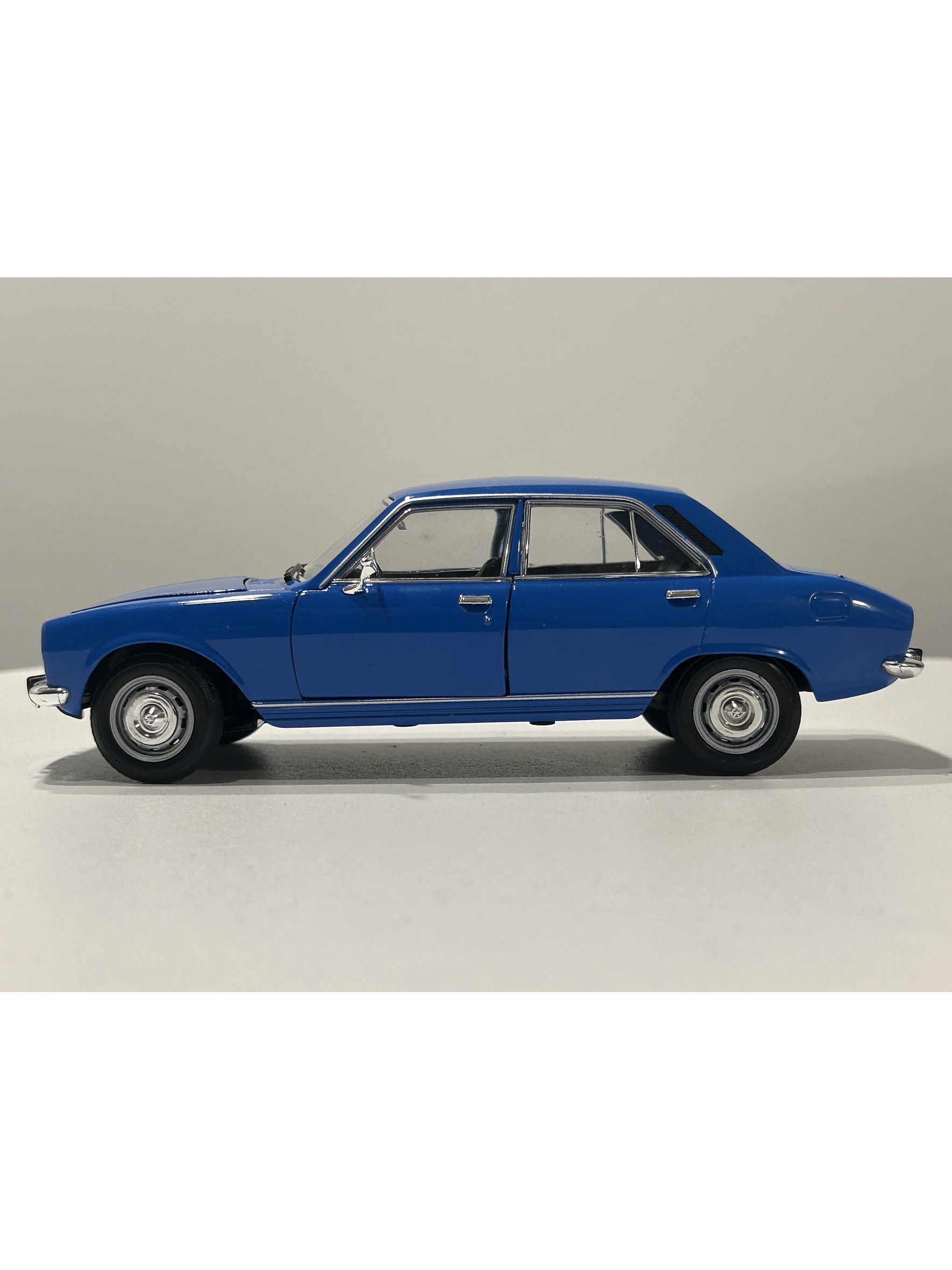 Peugeot 504 1975 azul Welly 1:24 – Clásico familiar y taxi de los 70 9