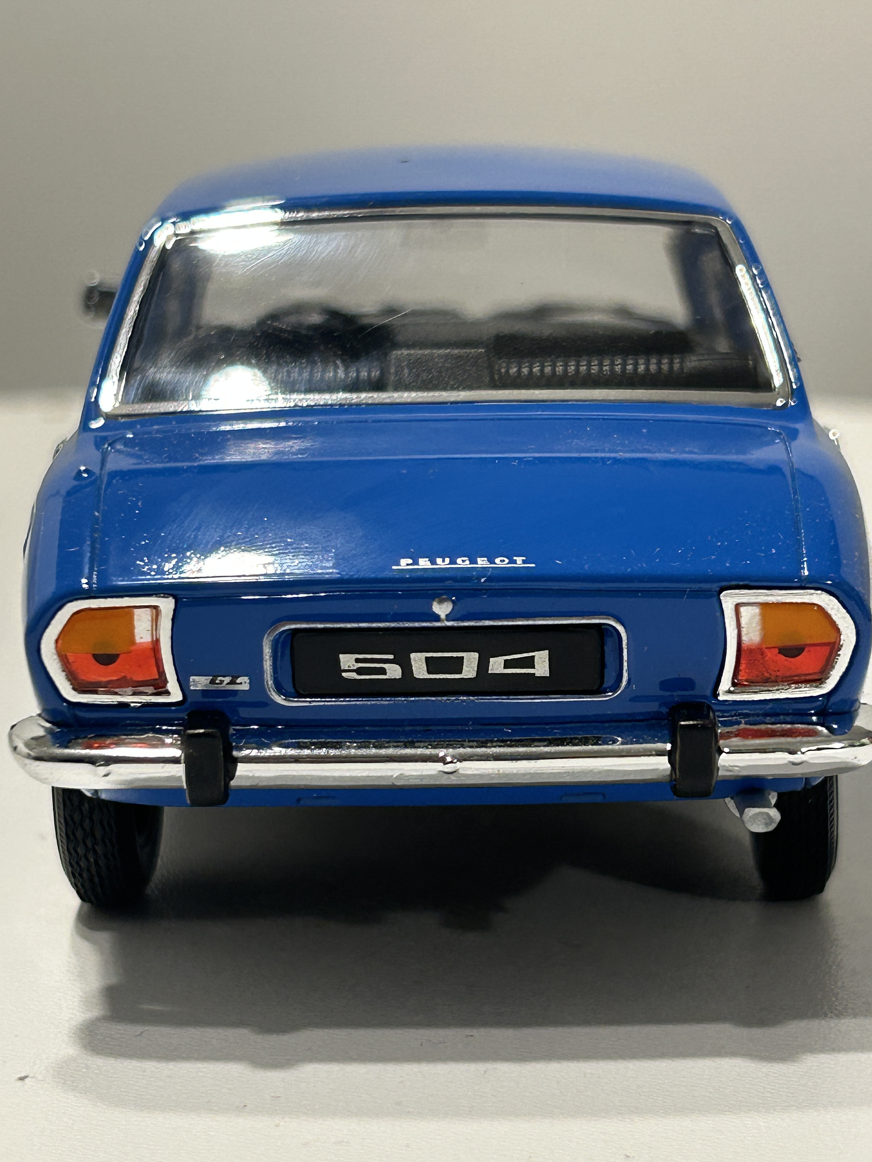 Peugeot 504 1975 azul Welly 1:24 – Clásico familiar y taxi de los 70 7