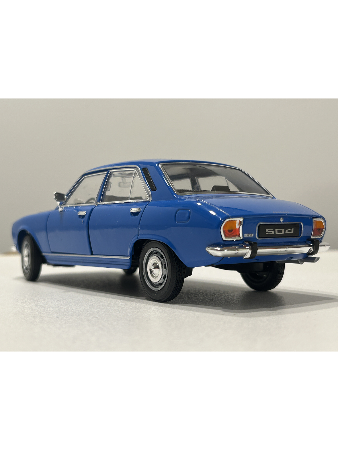 Peugeot 504 1975 azul Welly 1:24 – Clásico familiar y taxi de los 70 8
