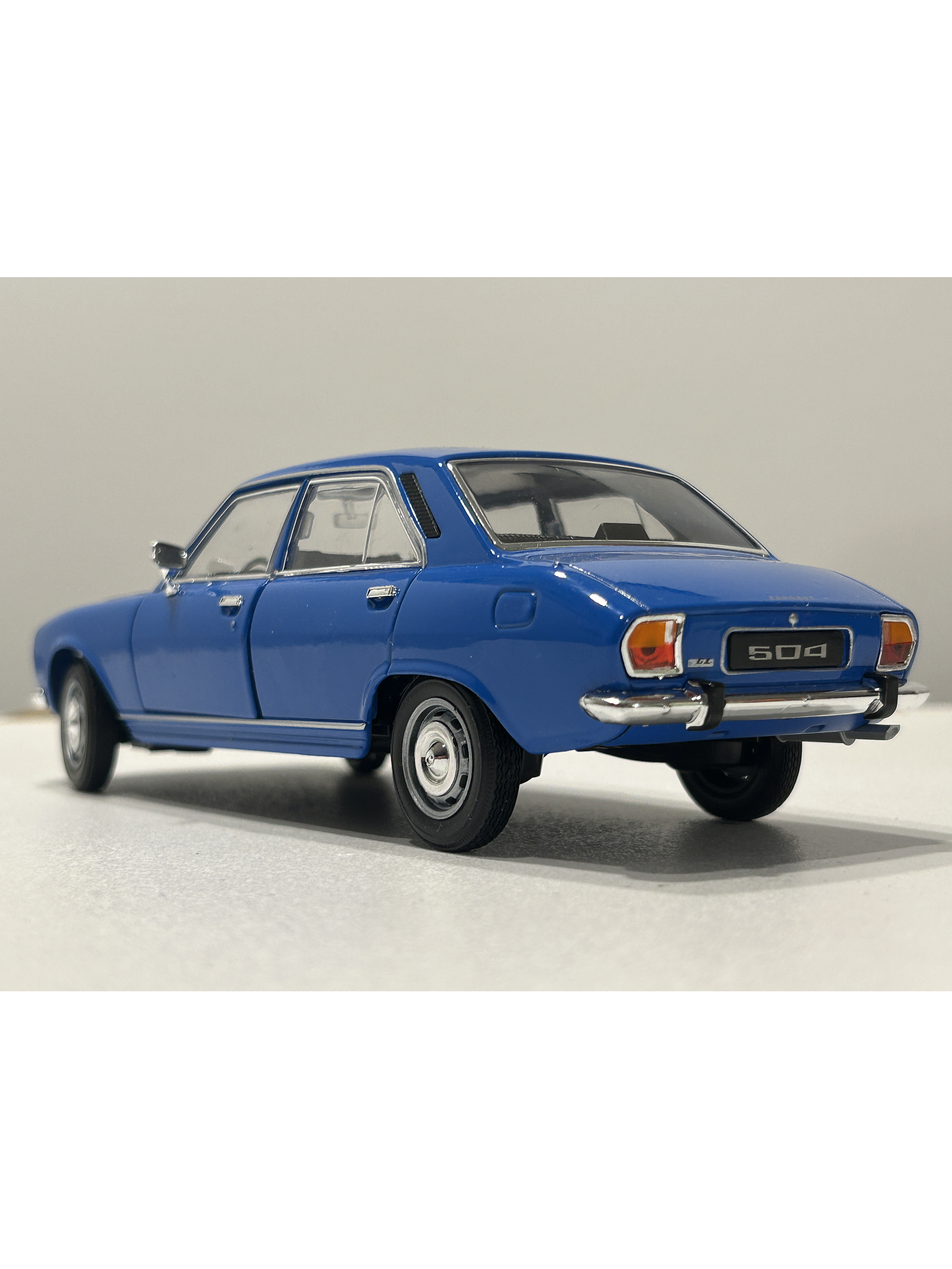 Peugeot 504 1975 azul Welly 1:24 – Clásico familiar y taxi de los 70 8