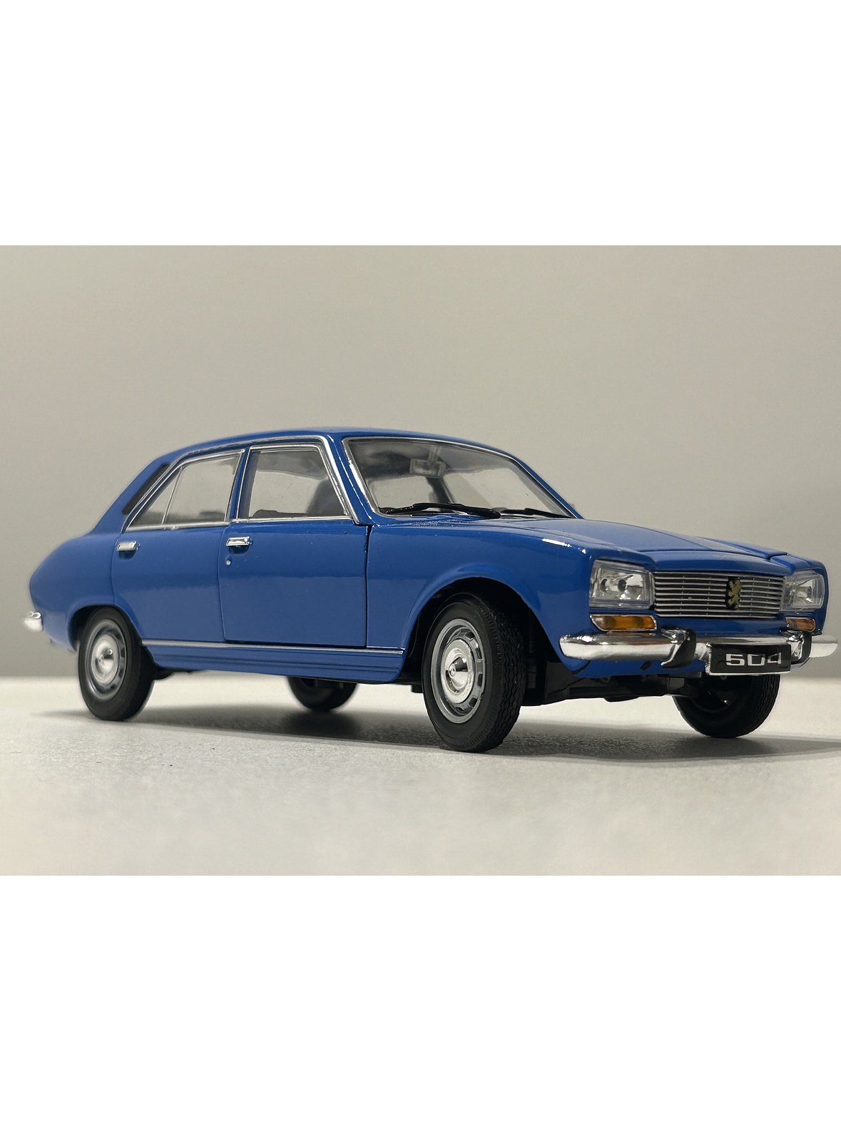 Peugeot 504 1975 azul Welly 1:24 – Clásico familiar y taxi de los 70 3