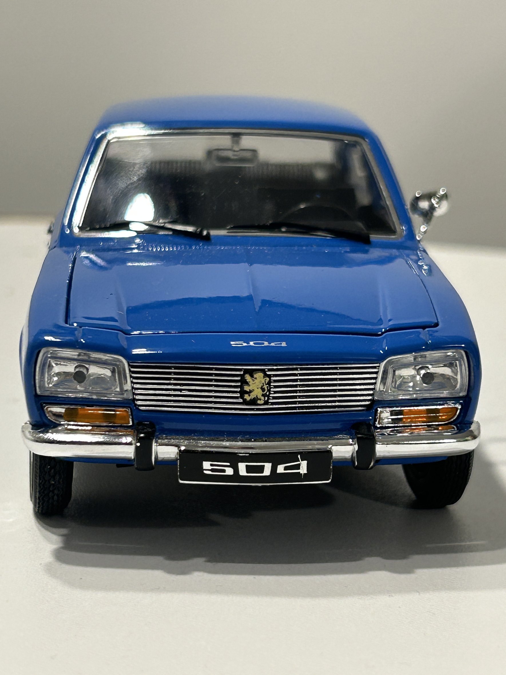 Peugeot 504 1975 azul Welly 1:24 – Clásico familiar y taxi de los 70 2