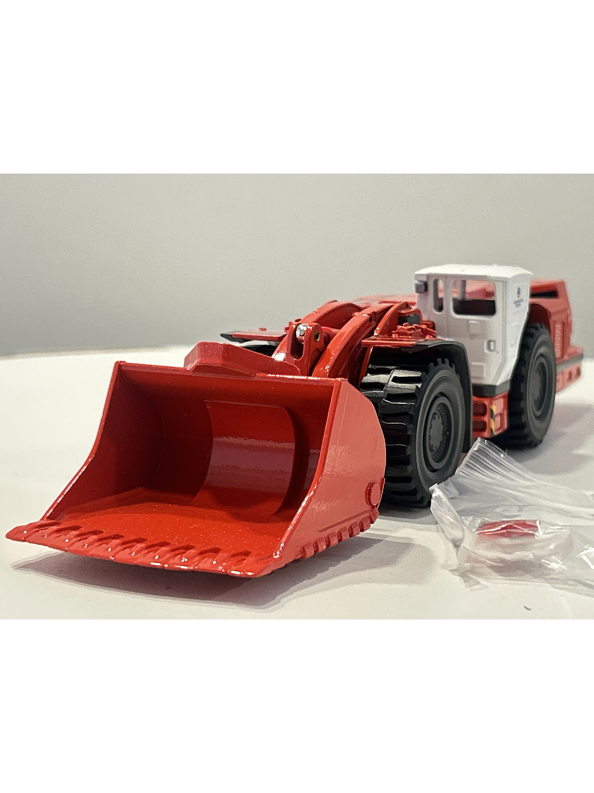 Cargadora subterránea Sandvik Toro LH621 Soletanche Bachy Conrad 1:50 – LHD minera de 21 toneladas para coleccionistas en Chile 1