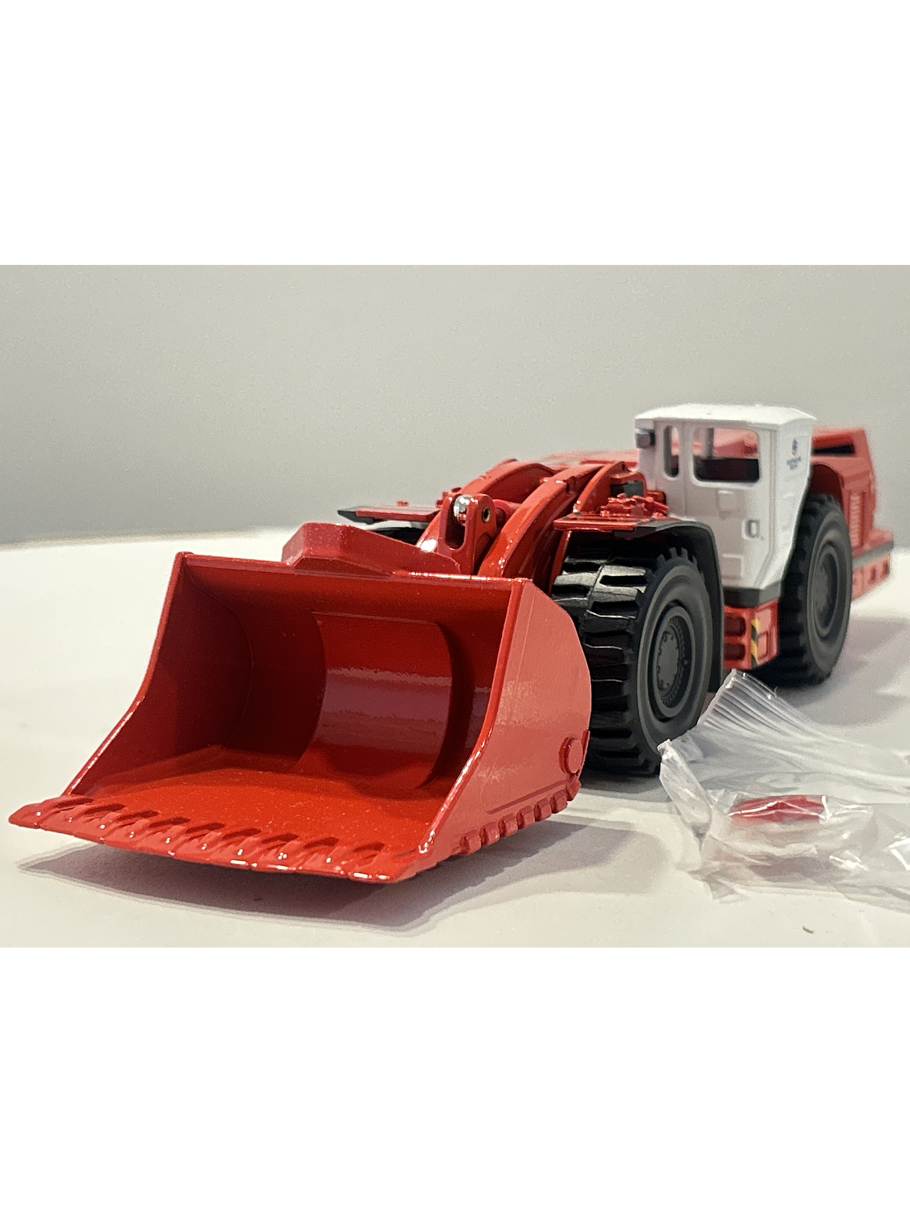 Cargadora subterránea Sandvik Toro LH621 Soletanche Bachy Conrad 1:50 – LHD minera de 21 toneladas para coleccionistas en Chile 1