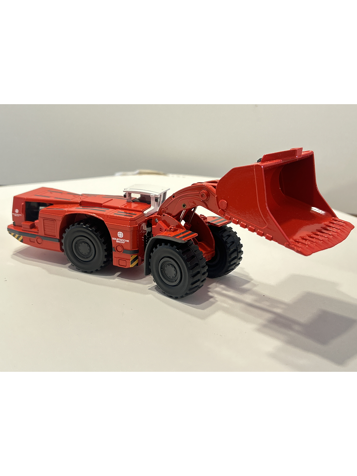 Cargadora subterránea Sandvik Toro LH621 Soletanche Bachy Conrad 1:50 – LHD minera de 21 toneladas para coleccionistas en Chile 3