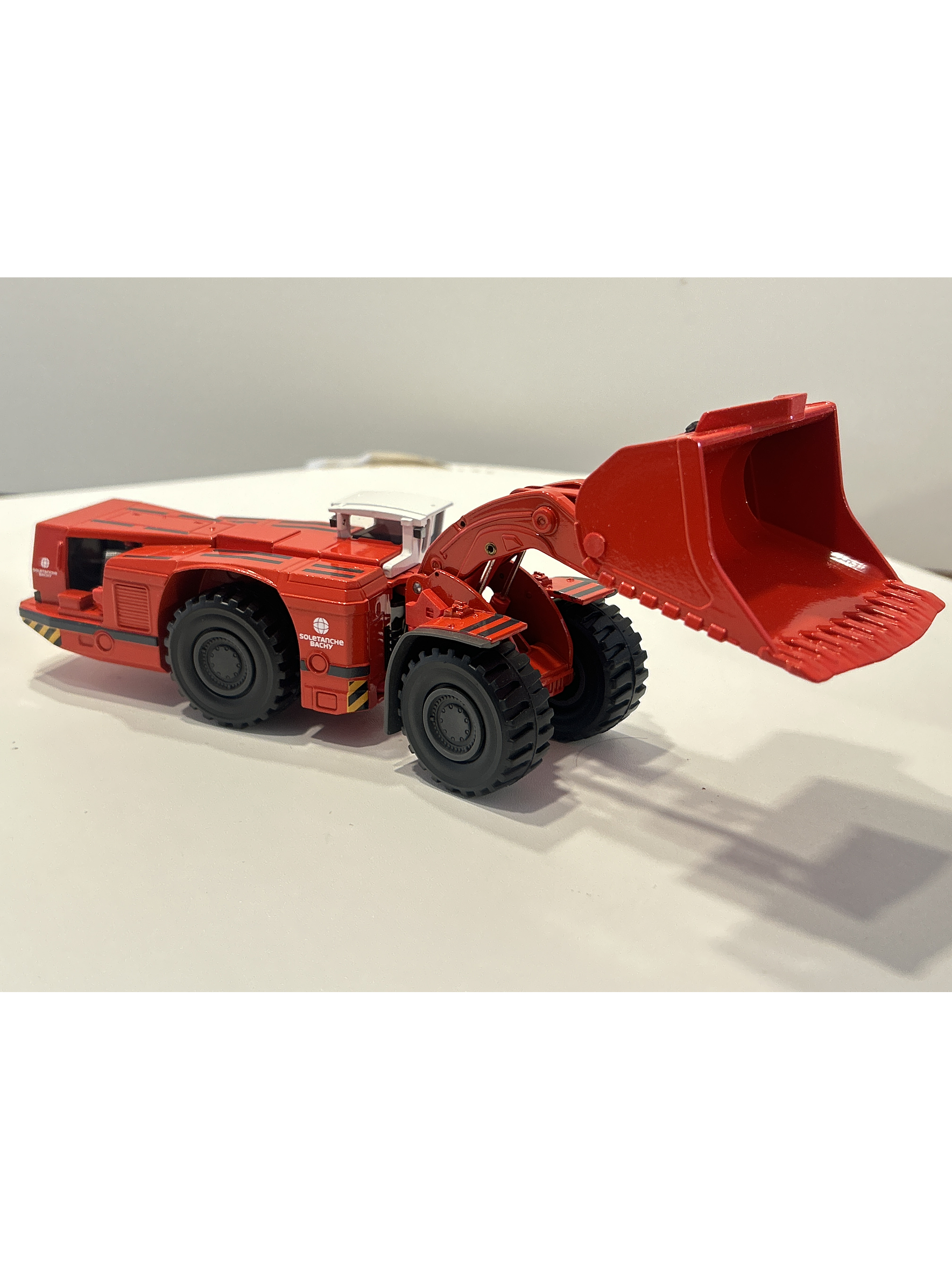 Cargadora subterránea Sandvik Toro LH621 Soletanche Bachy Conrad 1:50 – LHD minera de 21 toneladas para coleccionistas en Chile 3