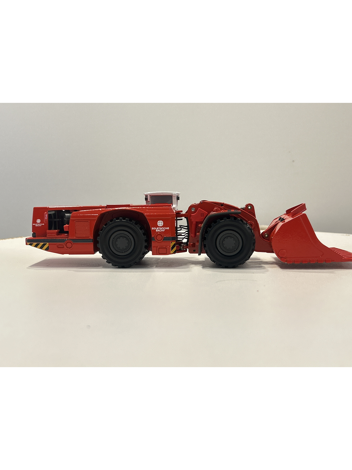 Cargadora subterránea Sandvik Toro LH621 Soletanche Bachy Conrad 1:50 – LHD minera de 21 toneladas para coleccionistas en Chile 4