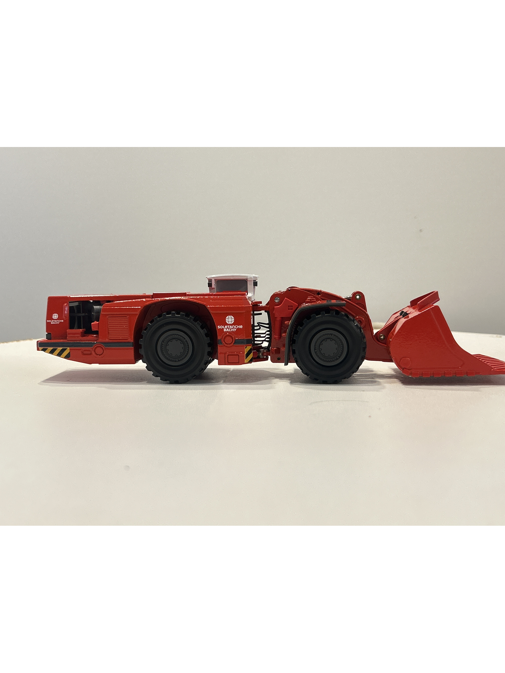 Cargadora subterránea Sandvik Toro LH621 Soletanche Bachy Conrad 1:50 – LHD minera de 21 toneladas para coleccionistas en Chile 4