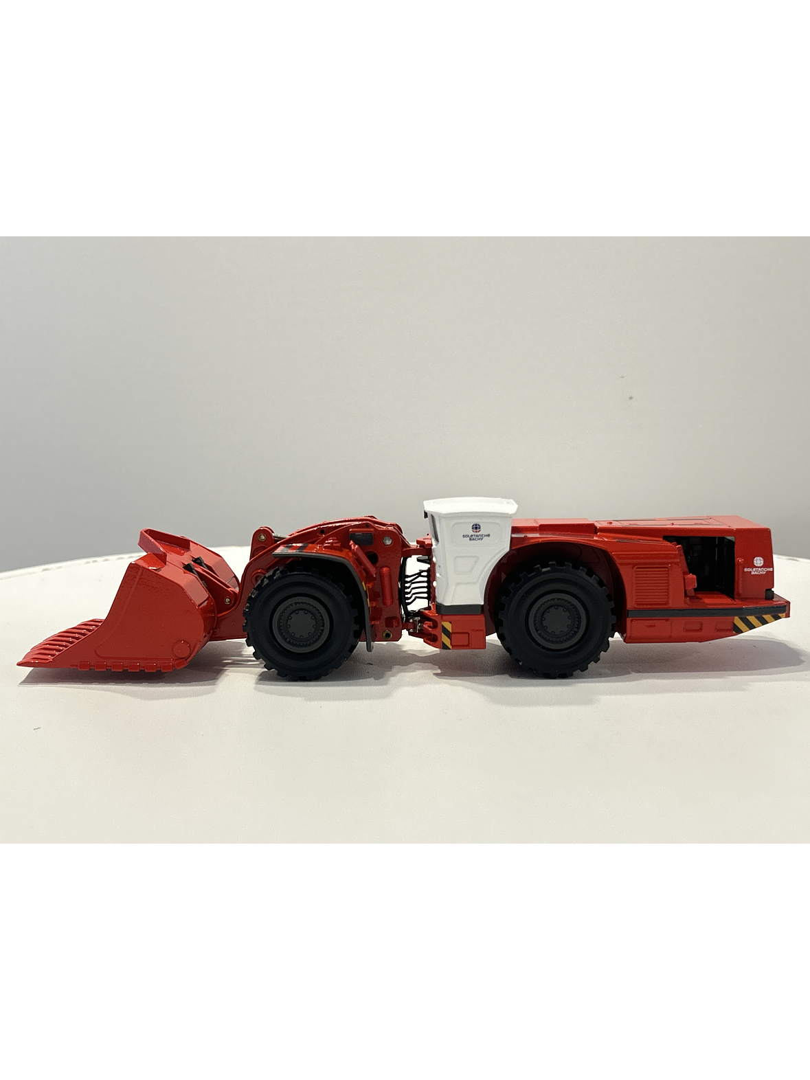 Cargadora subterránea Sandvik Toro LH621 Soletanche Bachy Conrad 1:50 – LHD minera de 21 toneladas para coleccionistas en Chile 7