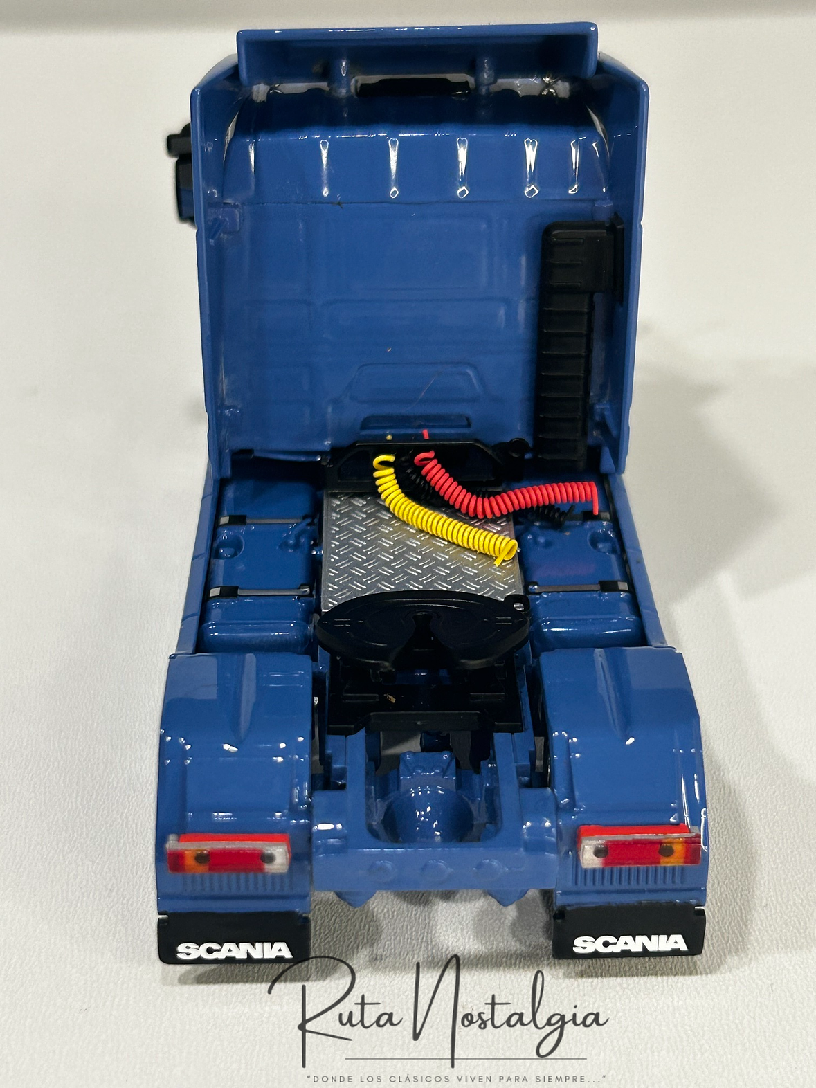 Scania 3 Series 143H Torpedo Streamline 4x2 WSI 1:50 – Camión clásico V8 a escala 8