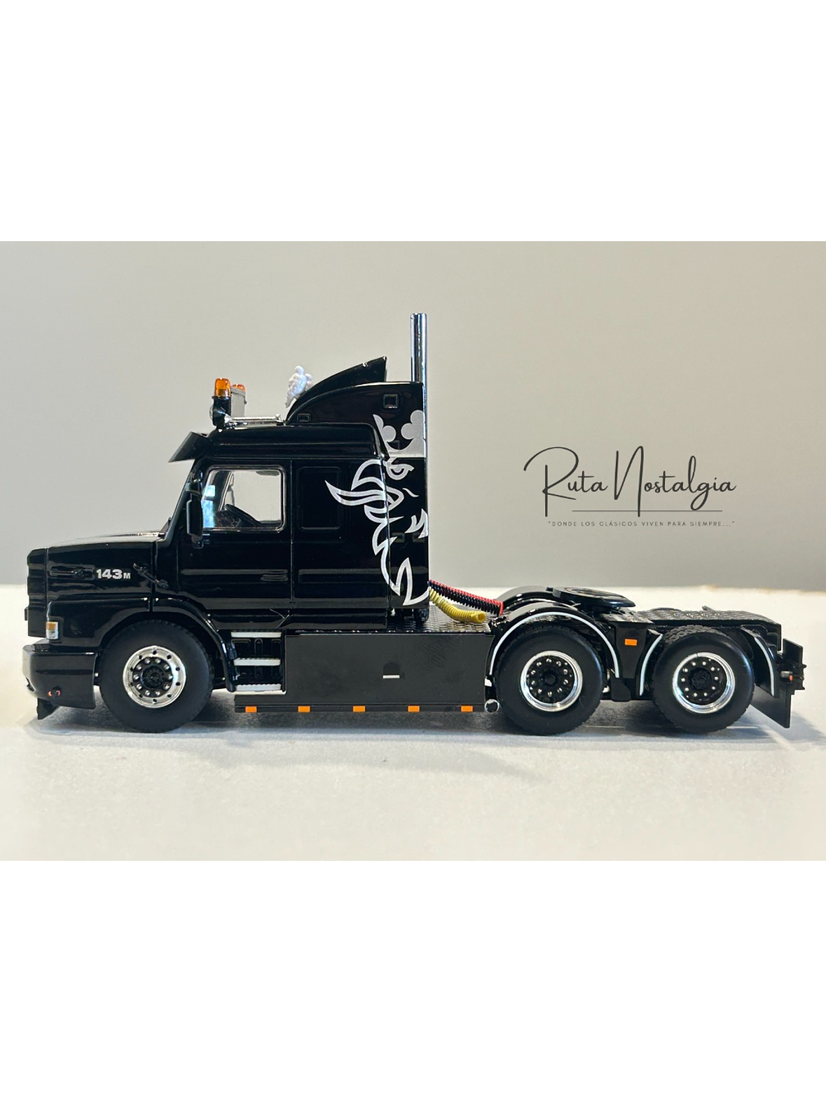 WSI Premium Line Scania 3 Series Torpedo Streamline 6x2 1:50 – Clásico V8 143M 500 negro para coleccionistas en Chile 9