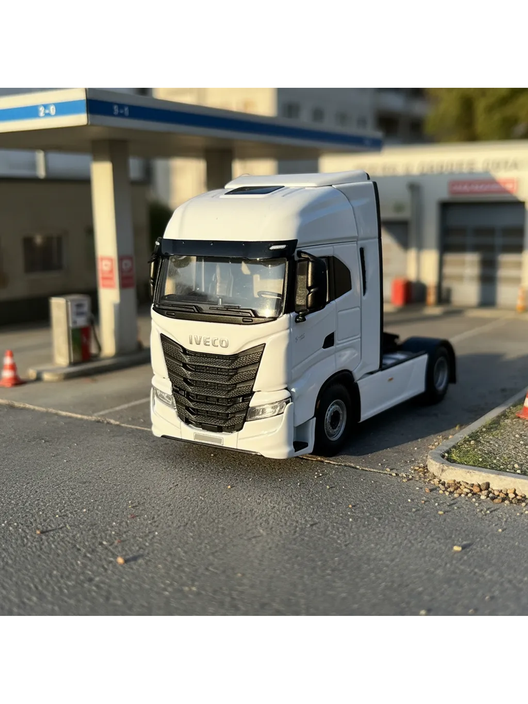 WSI Iveco S-Way AS High 4x2 White Line 1:50 | Transporte moderno a escala 1