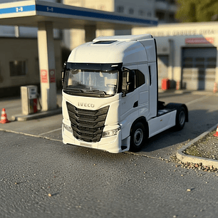 WSI Iveco S-Way AS High 4x2 White Line 1:50 | Transporte moderno a escala