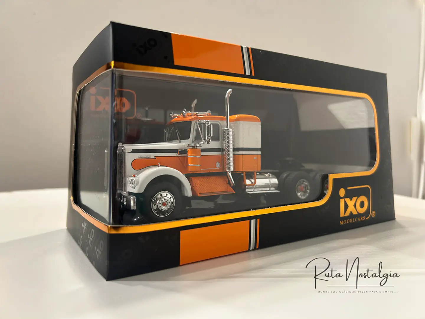 Camión Kenworth W925 1970 IXO Models 1:43 blanco naranjo 8