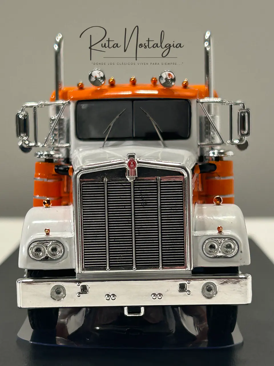 Camión Kenworth W925 1970 IXO Models 1:43 blanco naranjo 2