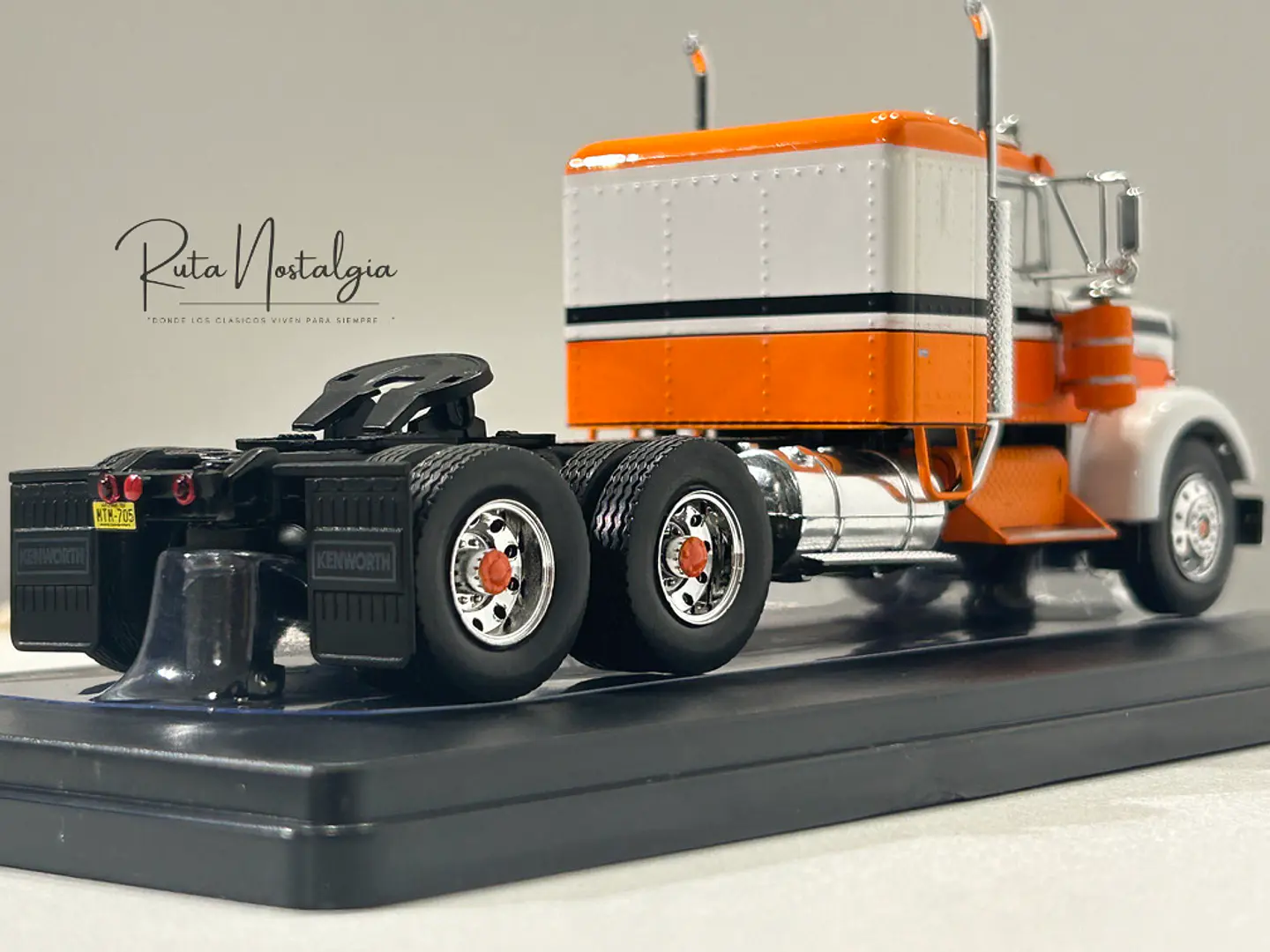 Camión Kenworth W925 1970 IXO Models 1:43 blanco naranjo 5