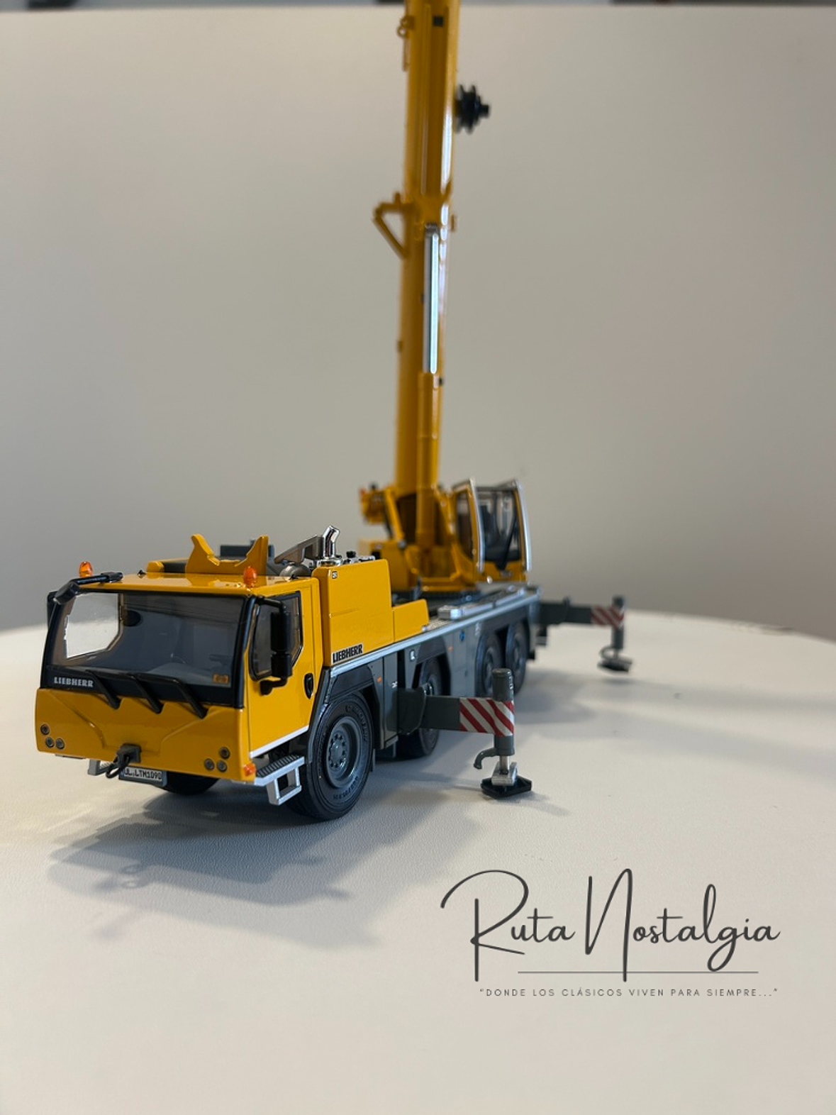 WSI Liebherr LTM 1090-4.2 1:50 – Grúa móvil todo terreno diecast de colección 2