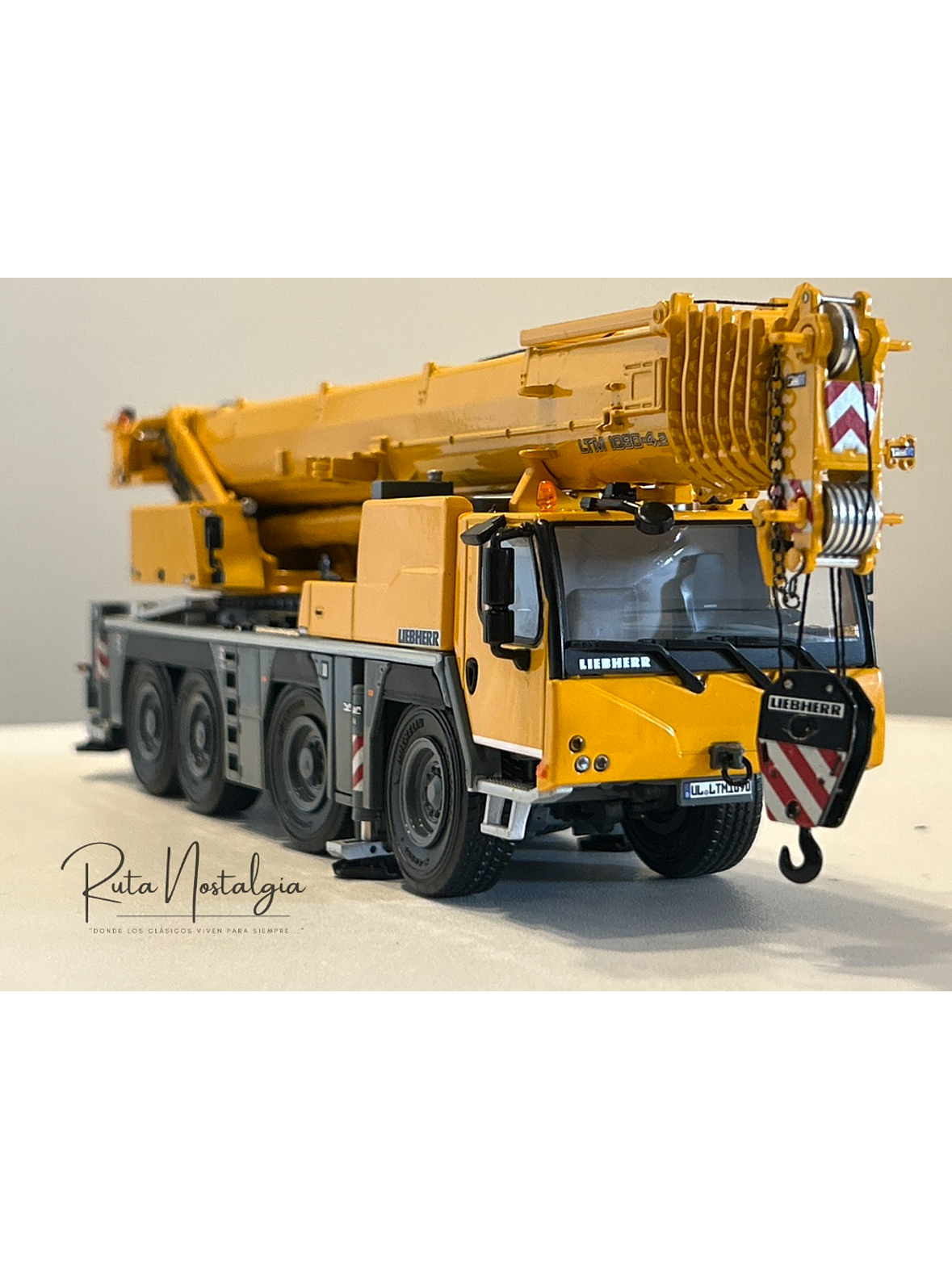 WSI Liebherr LTM 1090-4.2 1:50 – Grúa móvil todo terreno diecast de colección 4
