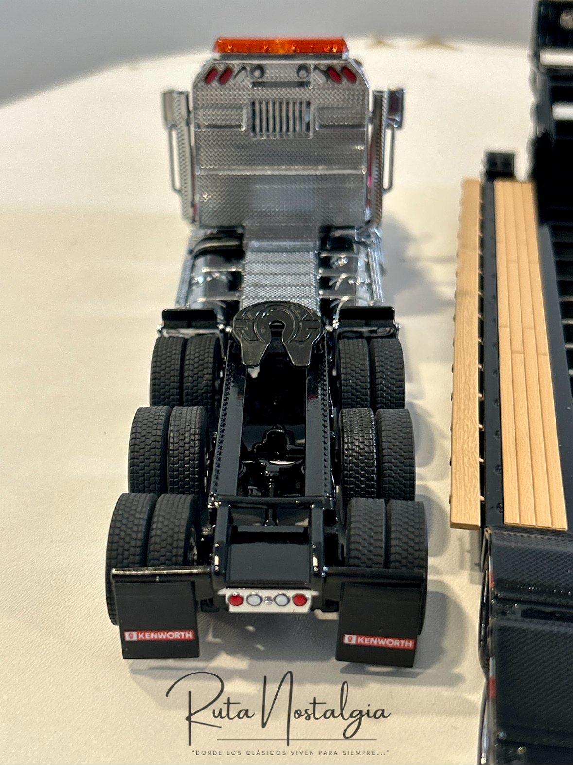 Kenworth T880 con rampla XL 120 Lowboy (cama baja) | 1:50 Diecast Masters | Camión americano pesado de colección 7