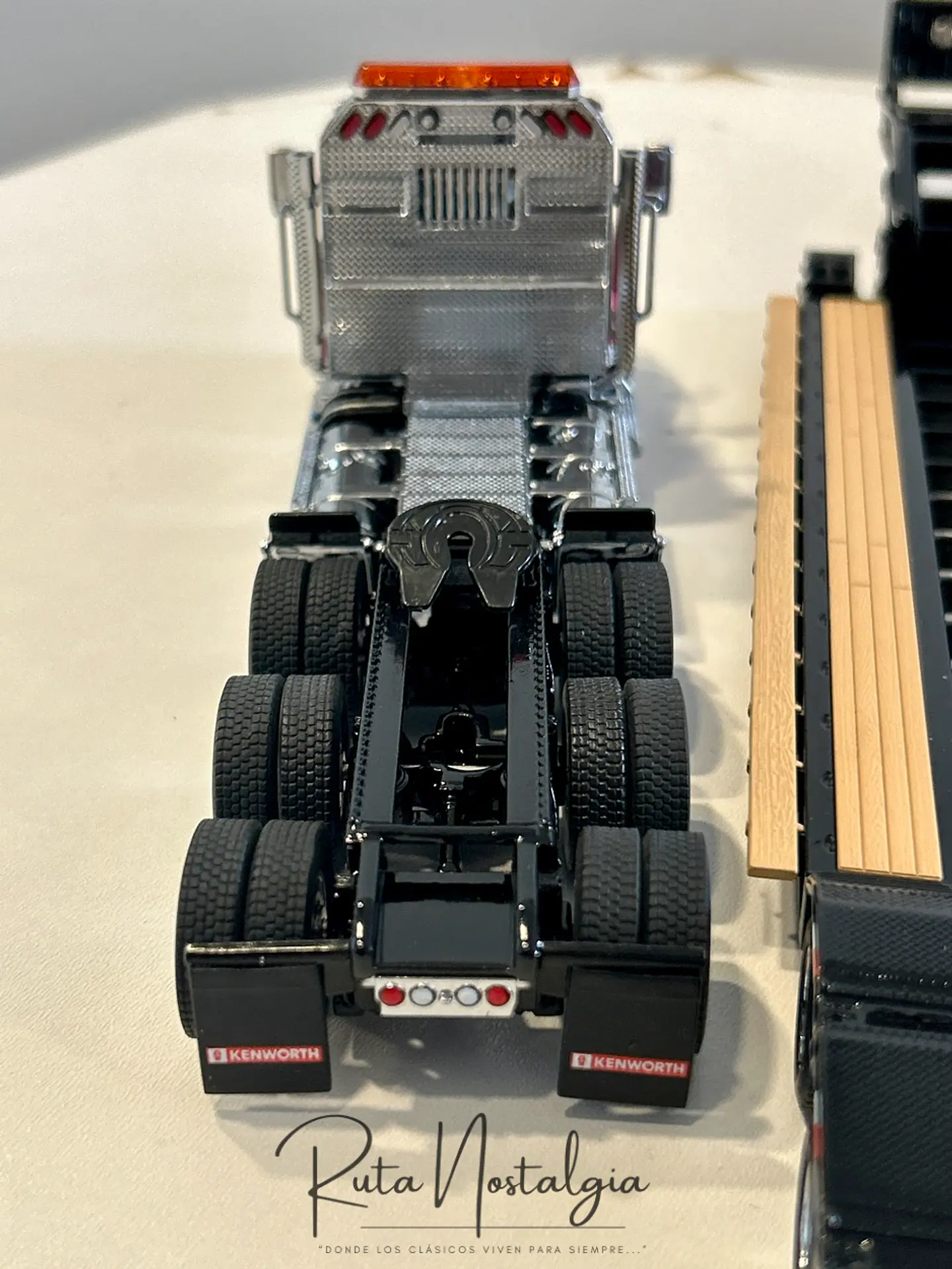 Camión Kenworth T880 Rampla Cama | Diecast Masters 1:50 7