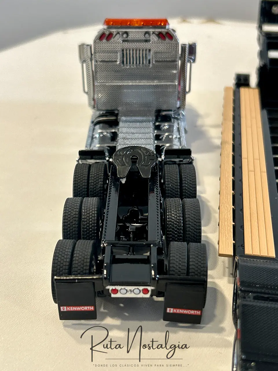 Camión Kenworth T880 Rampla Cama | Diecast Masters 1:50 7