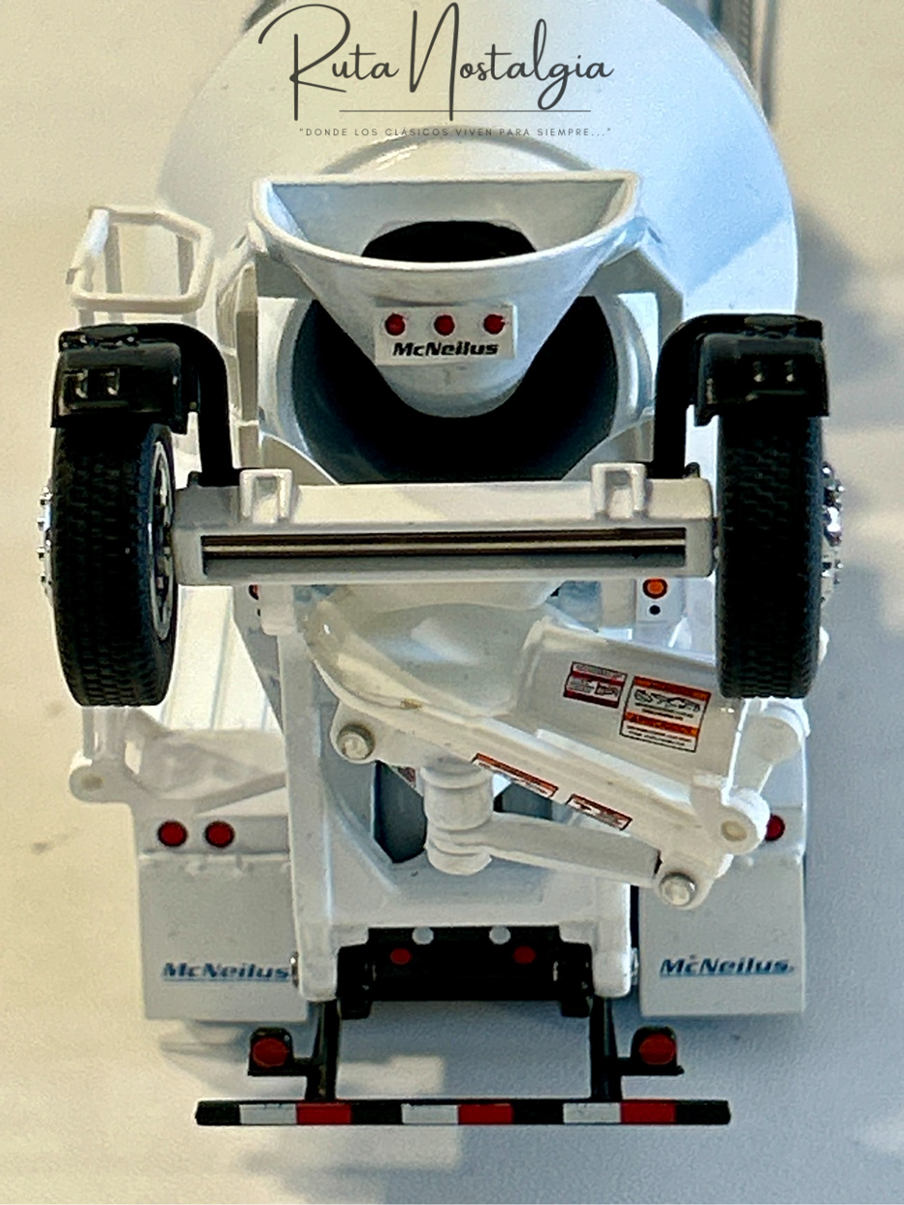 Kenworth T880 Mixer McNeilus BridgeMaster 1:50 Diecast Masters | Camión hormigonero blanco de colección 7