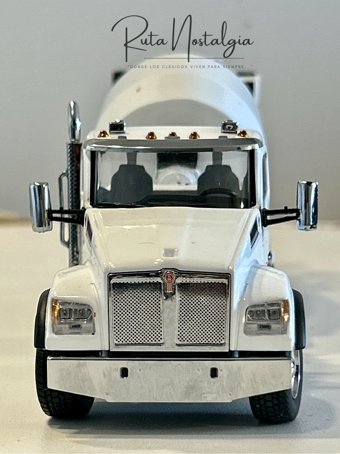 Kenworth T880 Mixer McNeilus BridgeMaster 1:50 Diecast Masters | Camión hormigonero blanco de colección 3