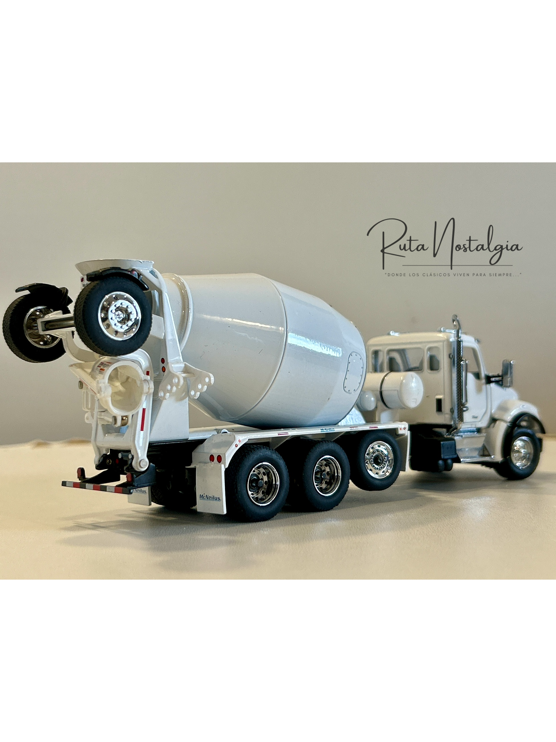 Kenworth T880 Mixer McNeilus BridgeMaster 1:50 Diecast Masters | Camión hormigonero blanco de colección 6