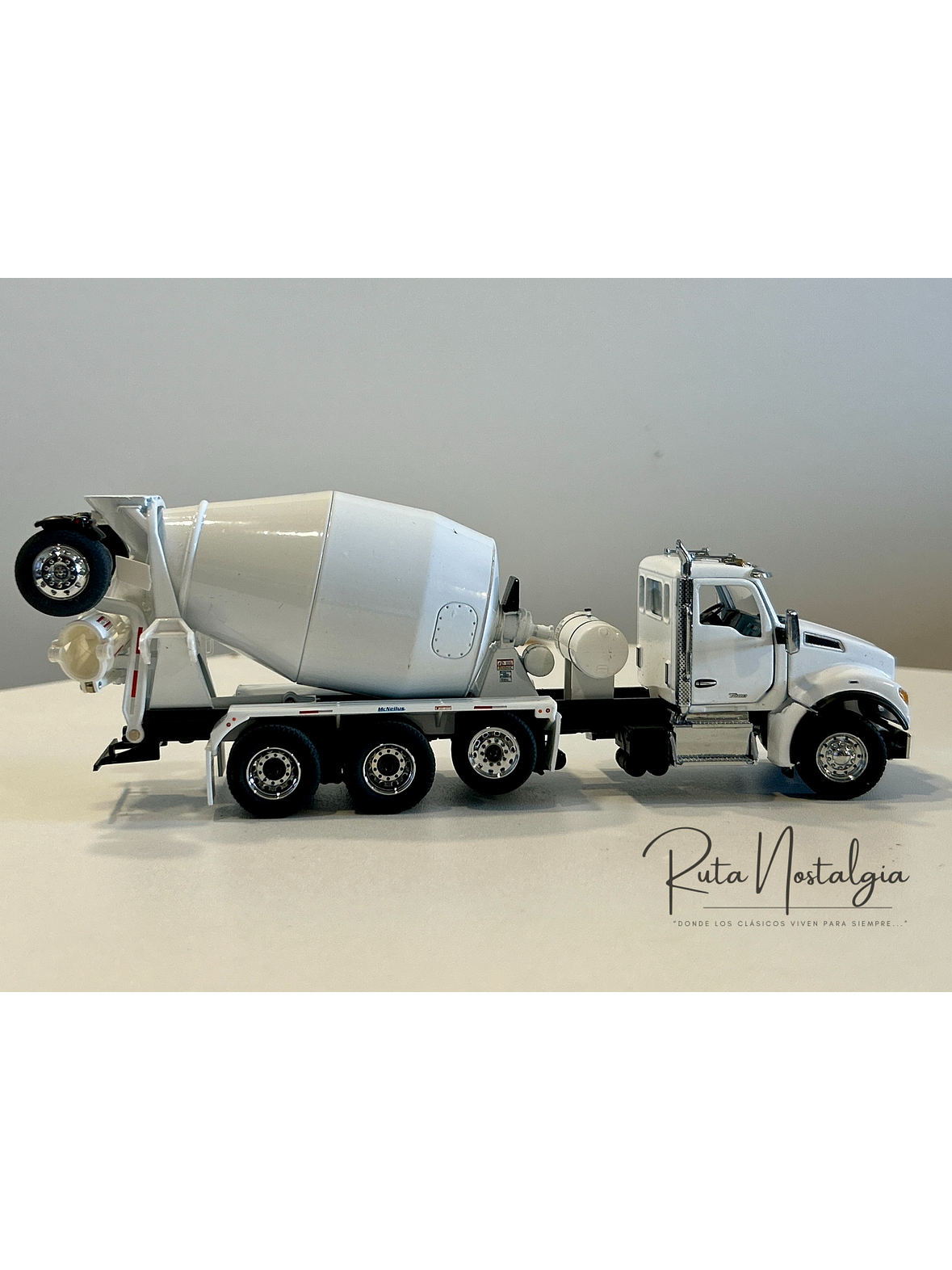 Kenworth T880 Mixer McNeilus BridgeMaster 1:50 Diecast Masters | Camión hormigonero blanco de colección 5