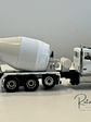 Kenworth T880 Mixer McNeilus BridgeMaster 1:50 Diecast Masters | Camión hormigonero blanco de colección - Miniatura 5