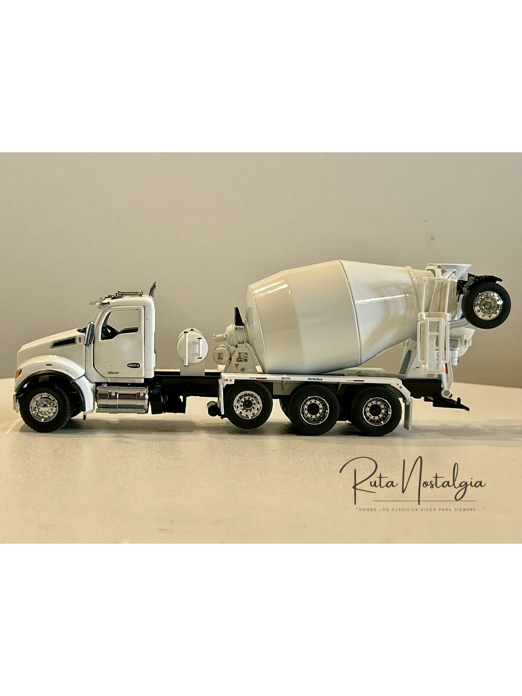 Kenworth T880 Mixer McNeilus BridgeMaster 1:50 Diecast Masters | Camión hormigonero blanco de colección 9