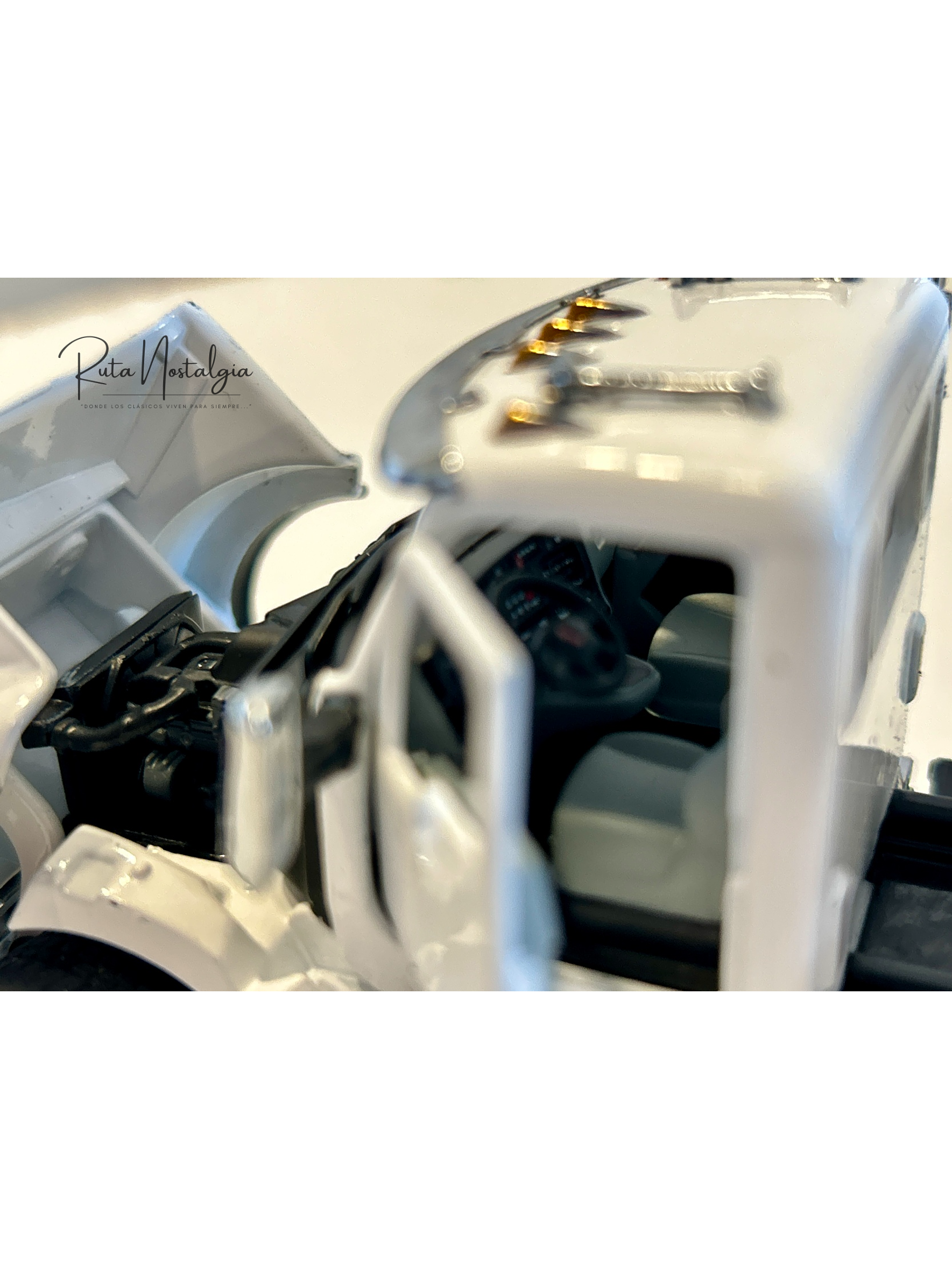 Kenworth T880 Mixer McNeilus BridgeMaster 1:50 Diecast Masters | Camión hormigonero blanco de colección 2