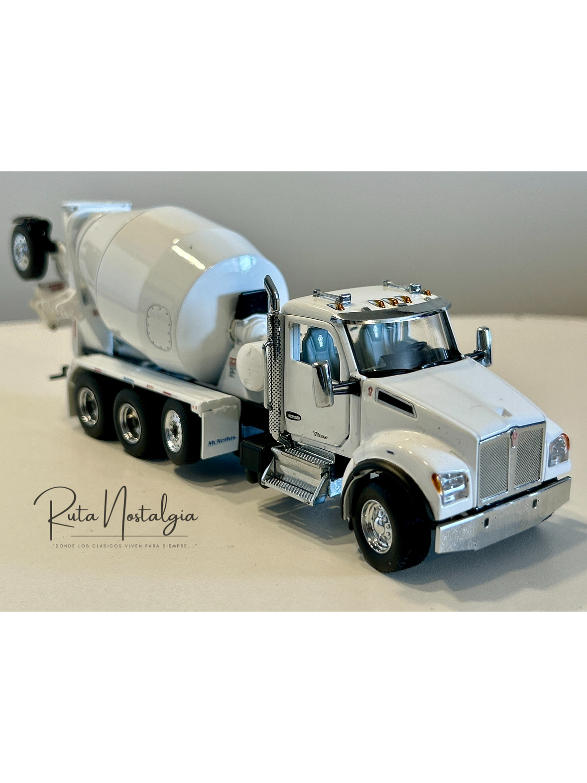 Kenworth T880 Mixer McNeilus BridgeMaster 1:50 Diecast Masters | Camión hormigonero blanco de colección 10