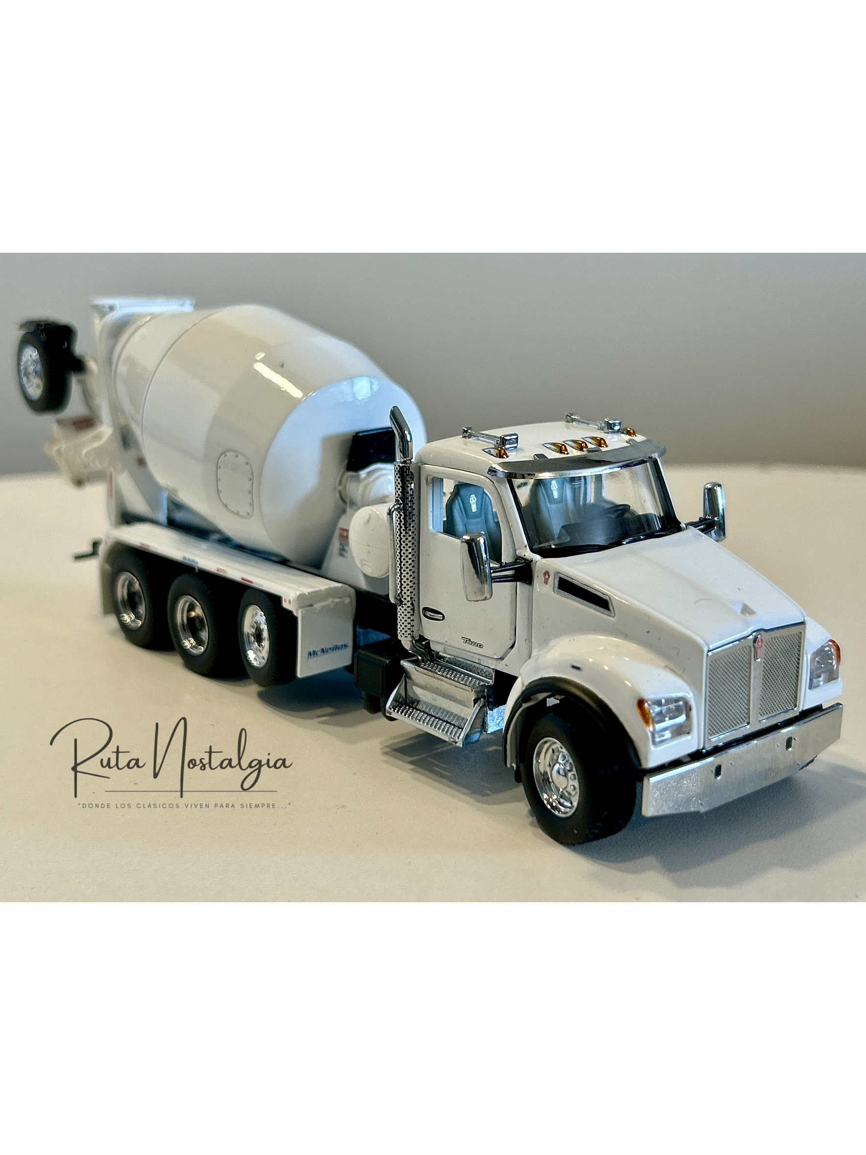 Kenworth T880 Mixer McNeilus BridgeMaster 1:50 Diecast Masters | Camión hormigonero blanco de colección 10