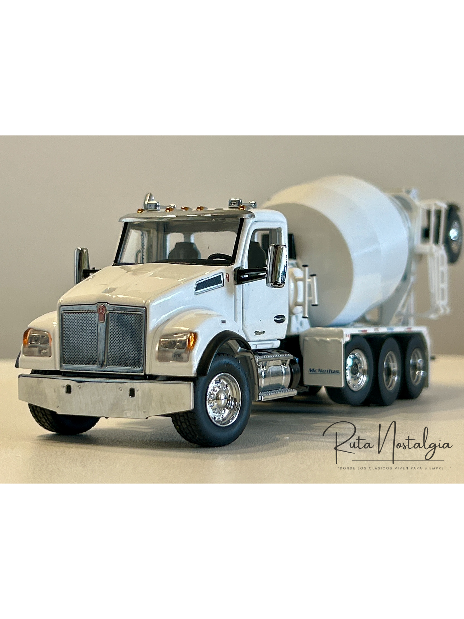 Kenworth T880 Mixer McNeilus BridgeMaster 1:50 Diecast Masters | Camión hormigonero blanco de colección 1