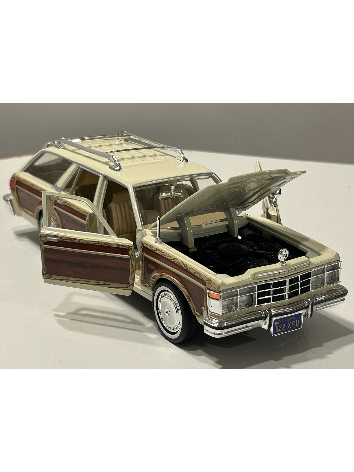 Chrysler LeBaron Town & Country 1979 beige 1:24 Motormax – Station wagon clásica americana 1