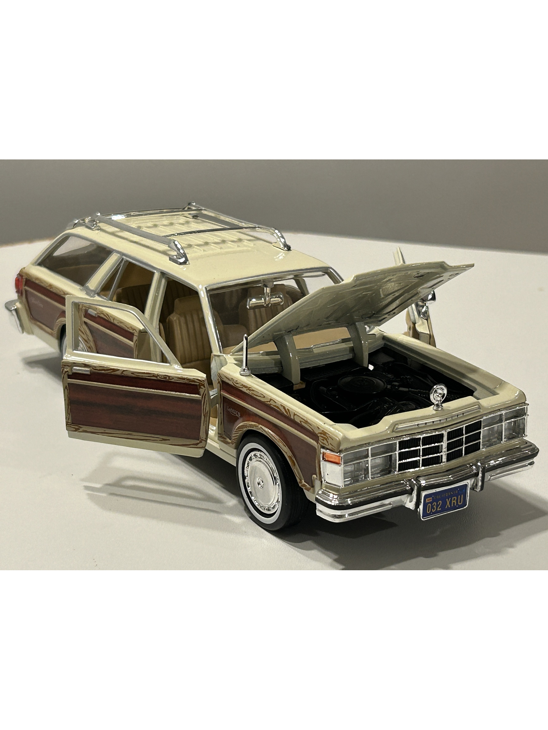 Chrysler LeBaron Town & Country 1979 beige 1:24 Motormax – Station wagon clásica americana 1