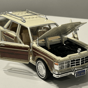 Chrysler LeBaron Town & Country 1979 beige 1:24 Motormax – Station wagon clásica americana