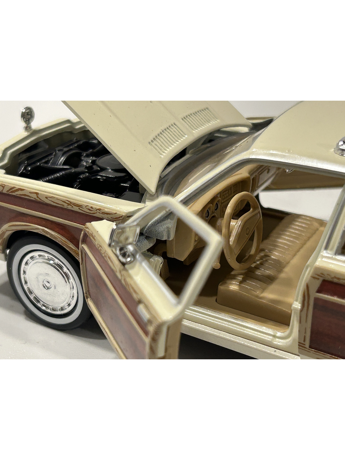 Chrysler LeBaron Town & Country 1979 beige 1:24 Motormax – Station wagon clásica americana 3