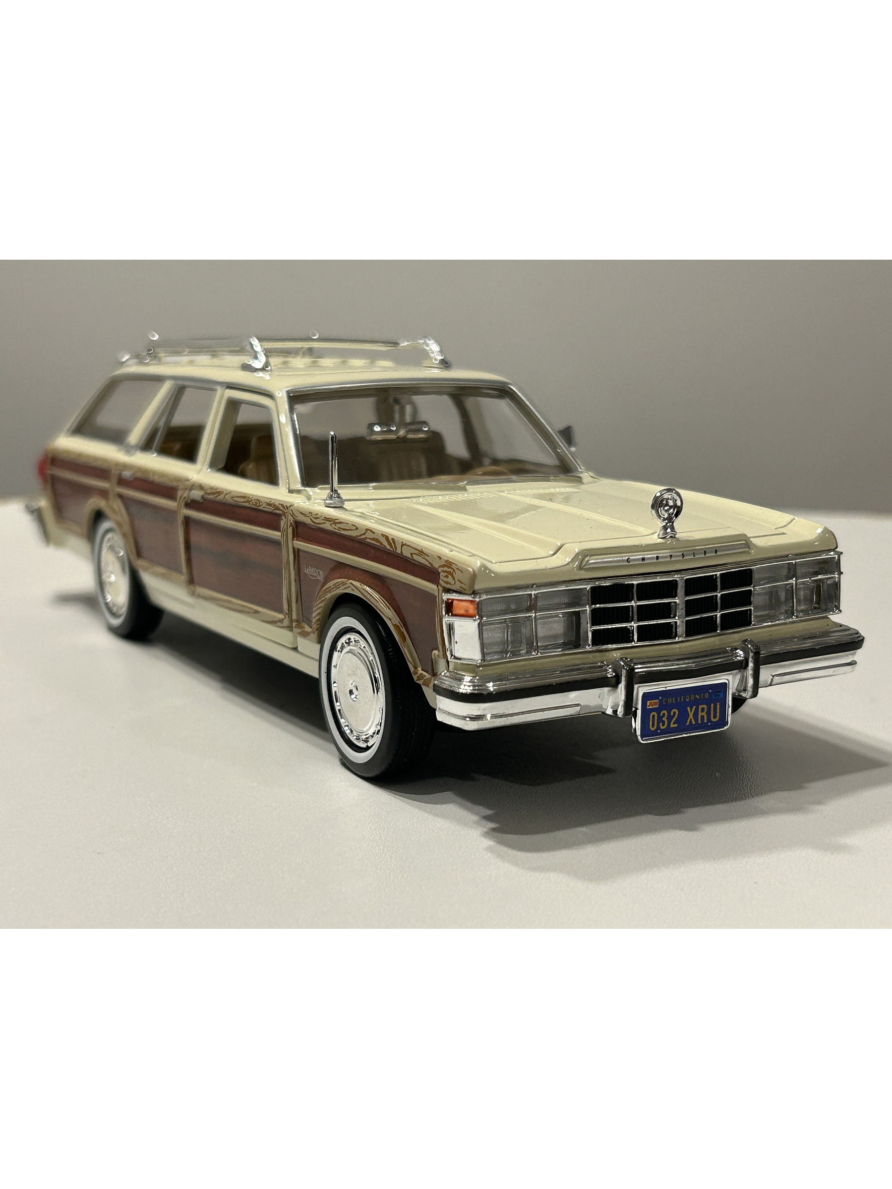 Chrysler LeBaron Town & Country 1979 beige 1:24 Motormax – Station wagon clásica americana 5