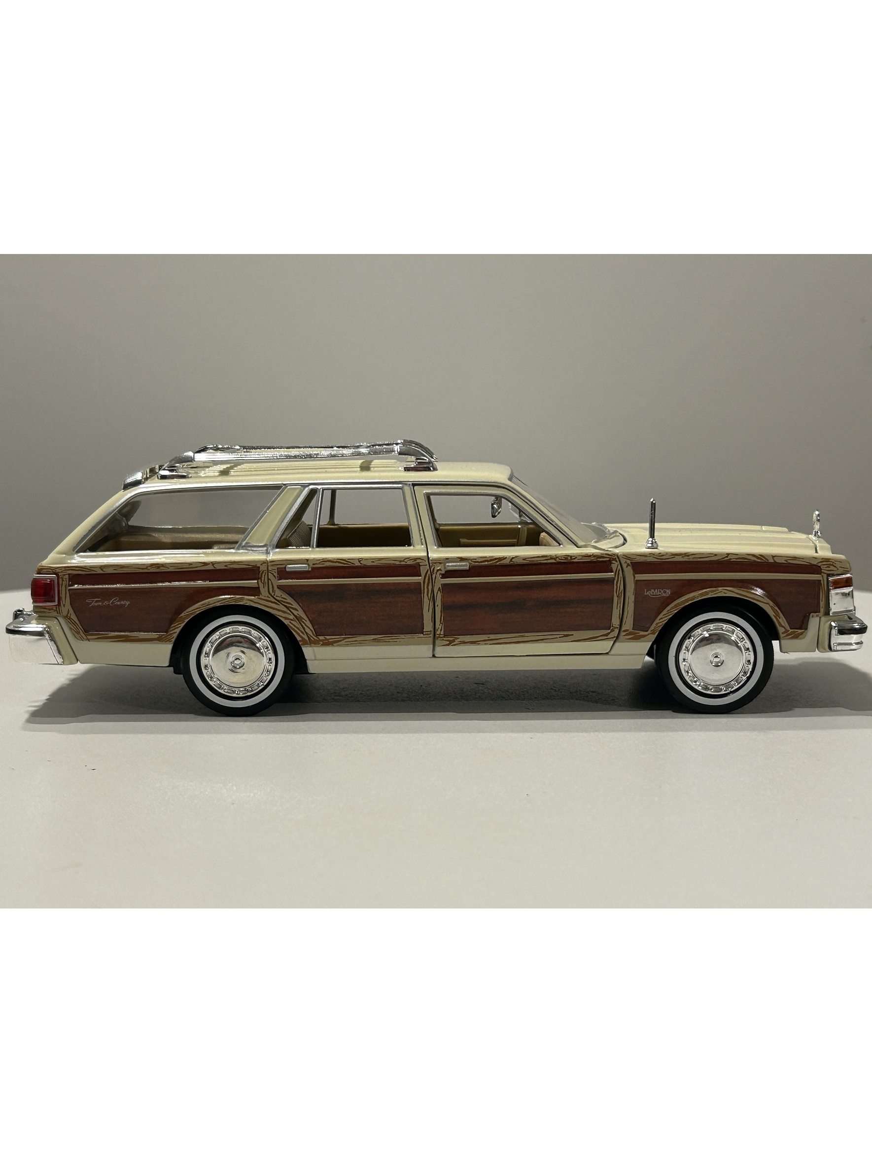 Chrysler LeBaron Town & Country 1979 beige 1:24 Motormax – Station wagon clásica americana 6