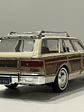 Chrysler LeBaron Town & Country 1979 beige 1:24 Motormax – Station wagon clásica americana - Miniatura 7