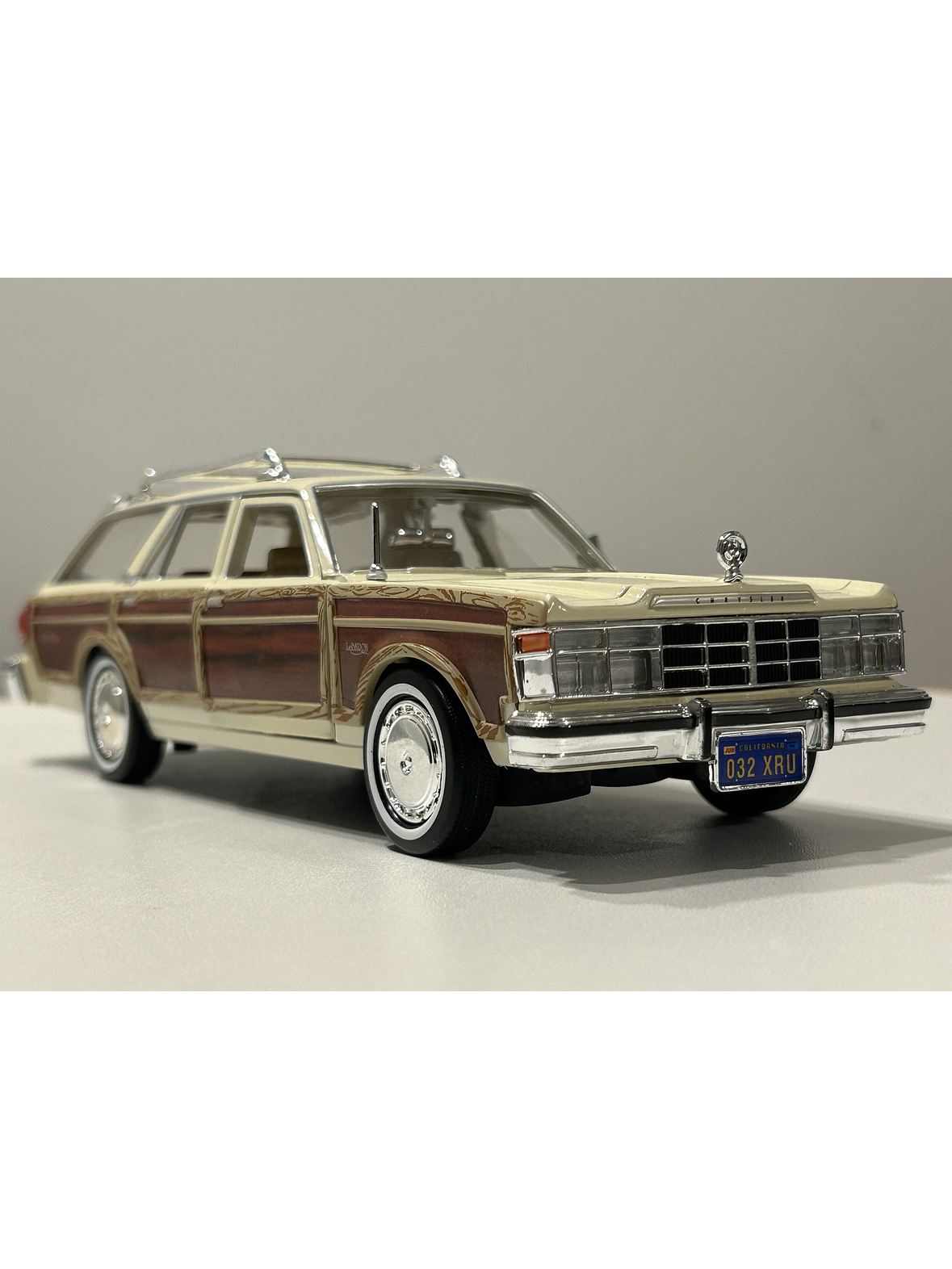 Chrysler LeBaron Town & Country 1979 beige 1:24 Motormax – Station wagon clásica americana 10
