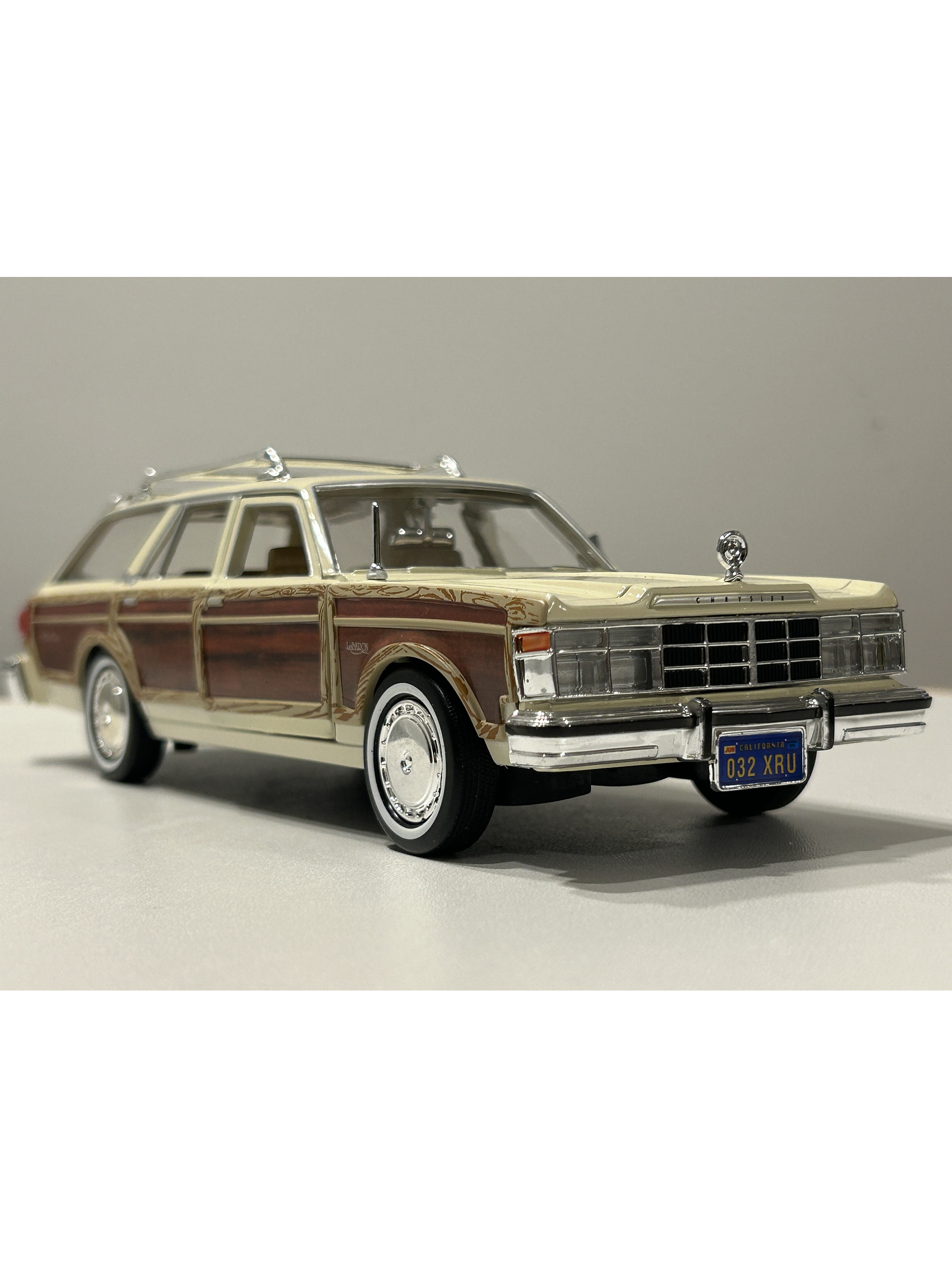 Chrysler LeBaron Town & Country 1979 beige 1:24 Motormax – Station wagon clásica americana 10